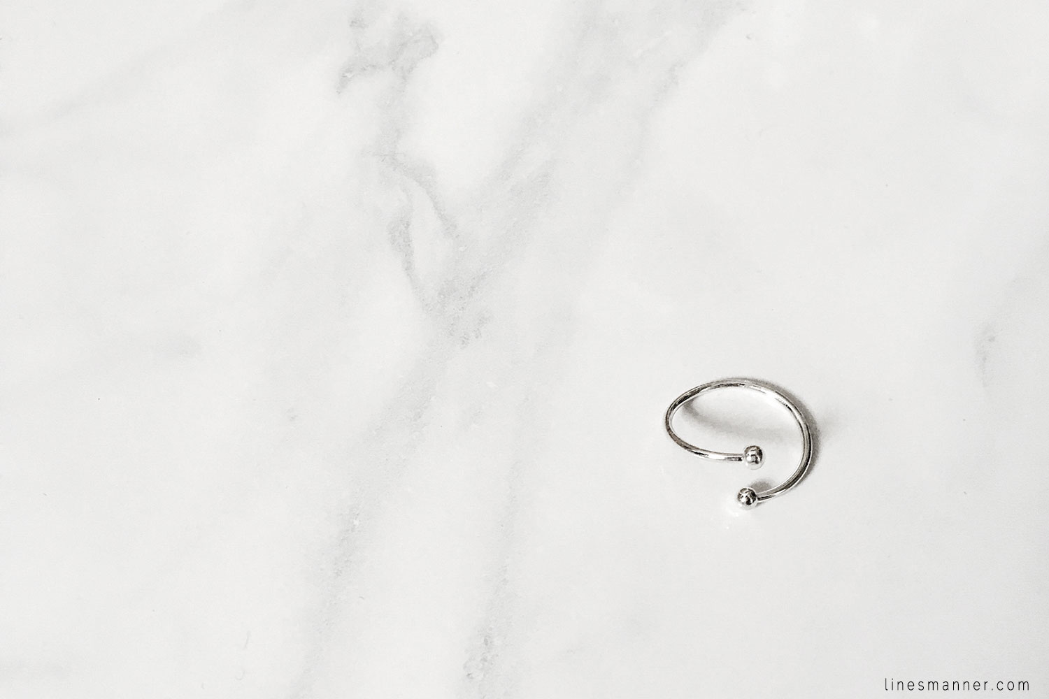 Lines-Manner-Essentials-Details-Edgy-Contemporary-Silver-Hardware-Minimal-Aesthetic-Timeless-Quality-Jewellery-Madeleine_Issing-Shopmoortown-Klarf-Jewel_Rue-3