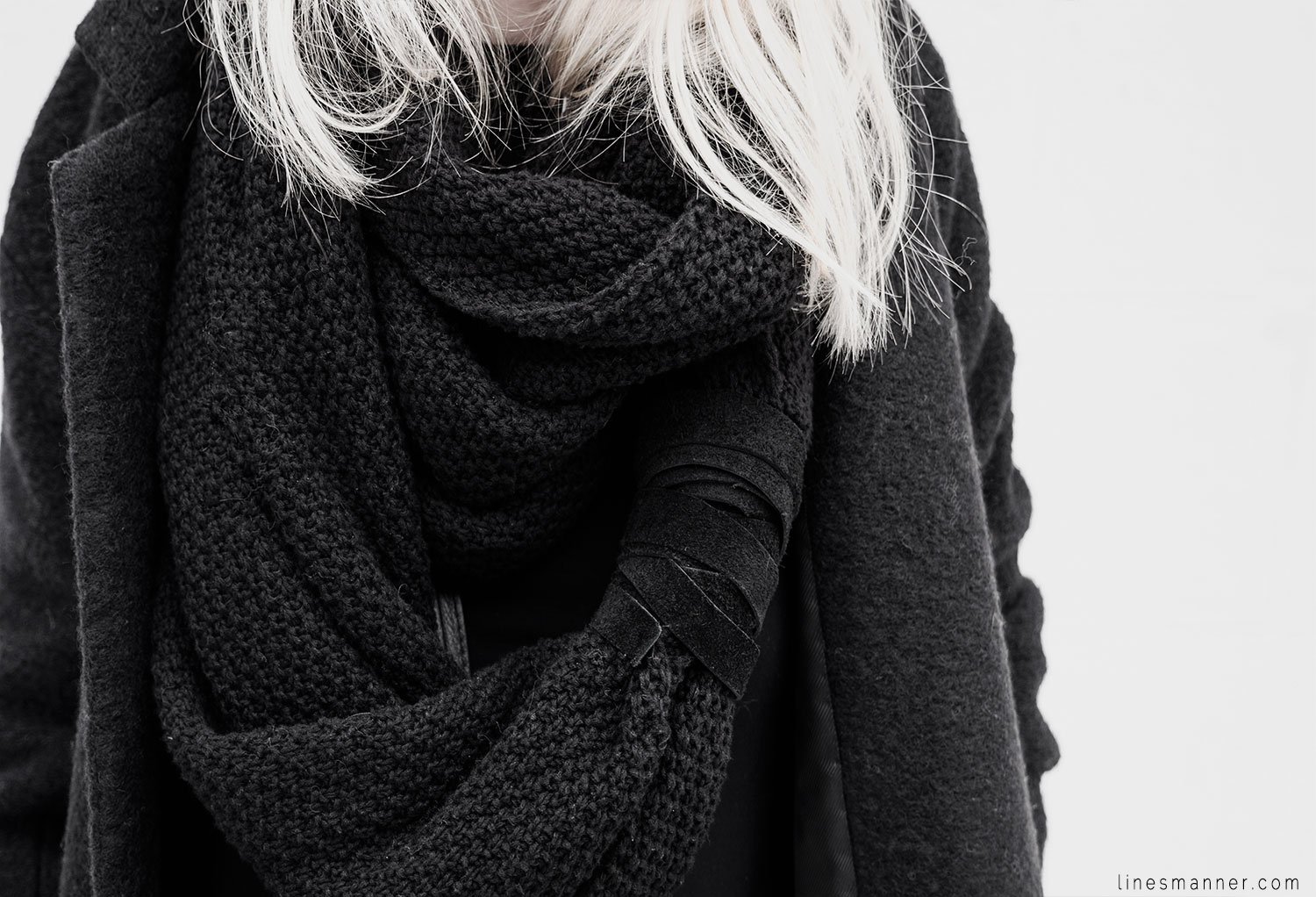 Lines-Manner-All_black_everything-monochrome-essentials-oversize-fit-textures-minimal-details-basics-staples-kayering-bundled-enveloped-silver-leather-10