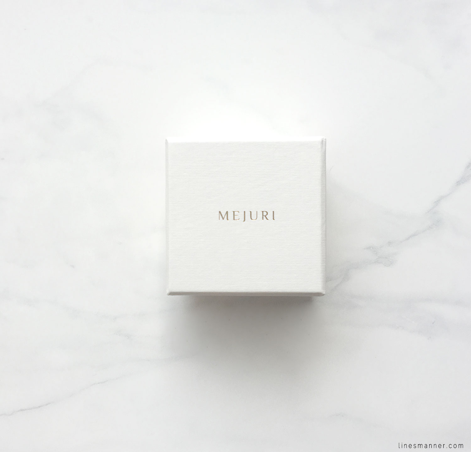 Lines-Manner-Details-Mejuri-Marble-Essentials-Minimal-Jewellery-Silver-Ring-Delicate-Monochrome-Simplicity-2