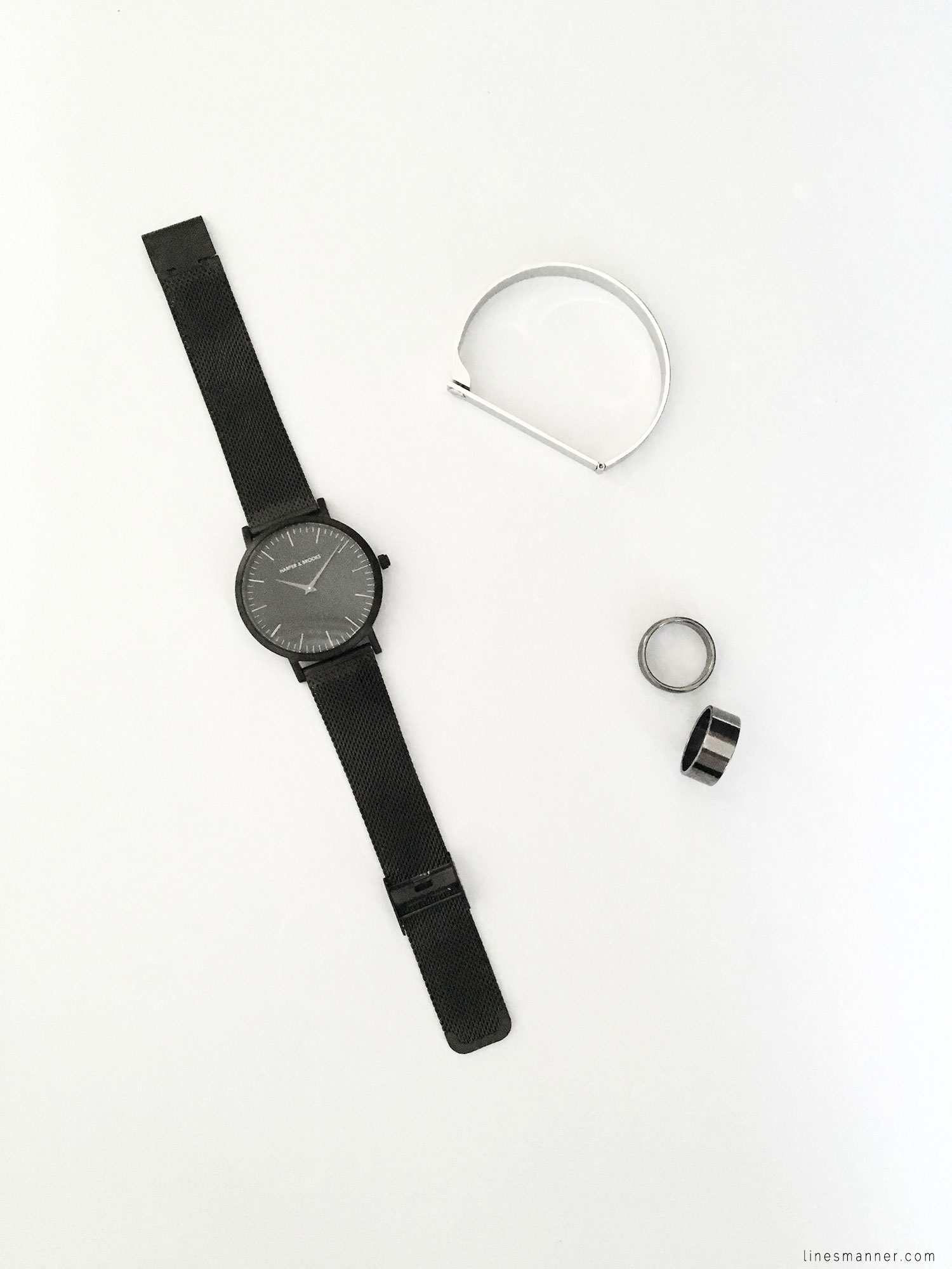 Lines-Manner-Flatlay-Monochrome-Essentials-Details-Jewellery-Hardware-Morning_routine-Black_and_white-White-Minimal-Impact-Classics-Timeless-Simplicity-5