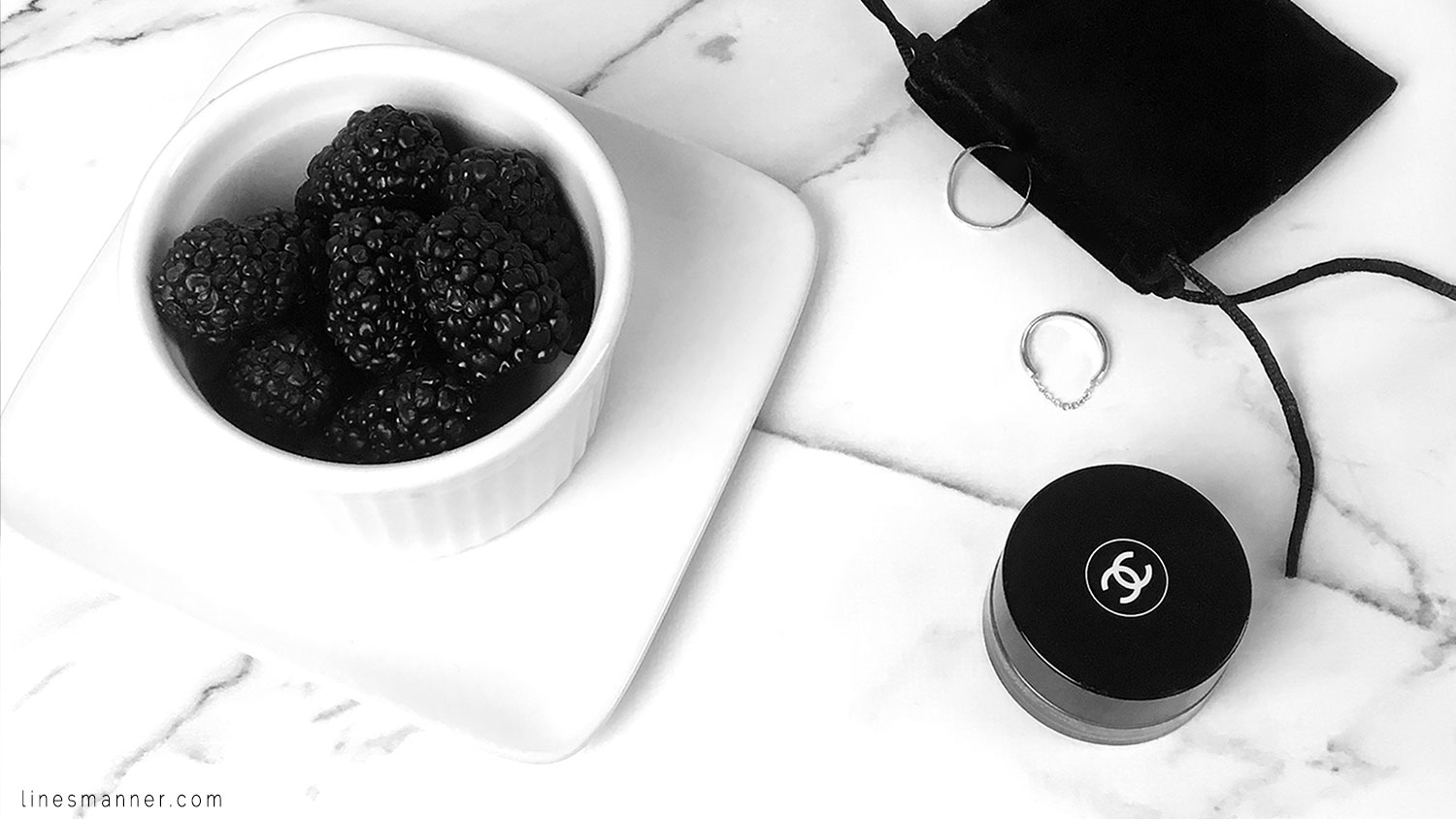 Lines-Manner-Flatlay-Monochrome-Essentials-Details-Jewellery-Hardware-Morning_routine-Black_and_white-White-Minimal-Impact-Classics-Timeless-Simplicity-1