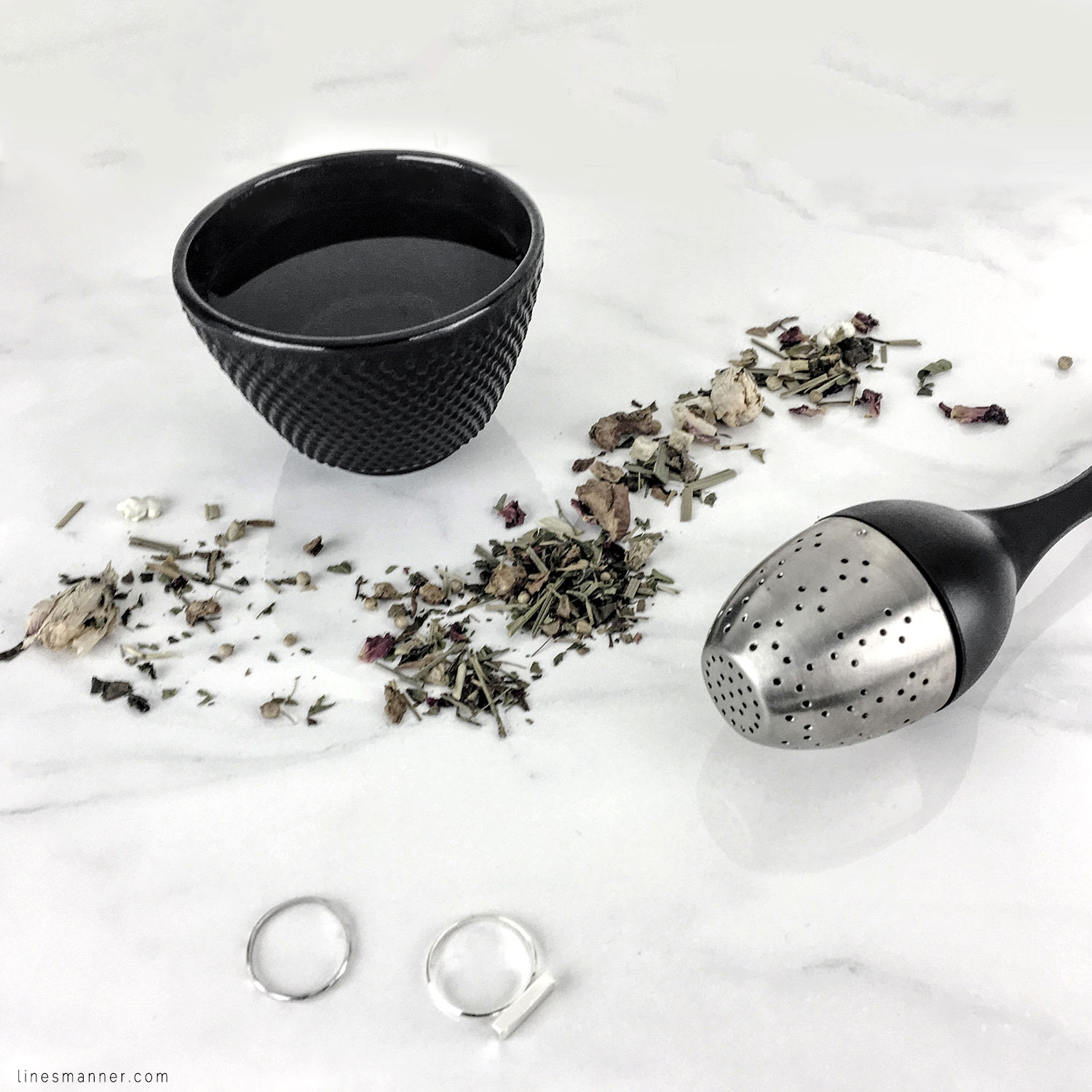 Lines-Manner-Flatlay-Monochrome-Essentials-Details-Jewellery-Hardware-Morning_routine-Black_and_white-White-Minimal-Impact-Classics-Timeless-Simplicity-6