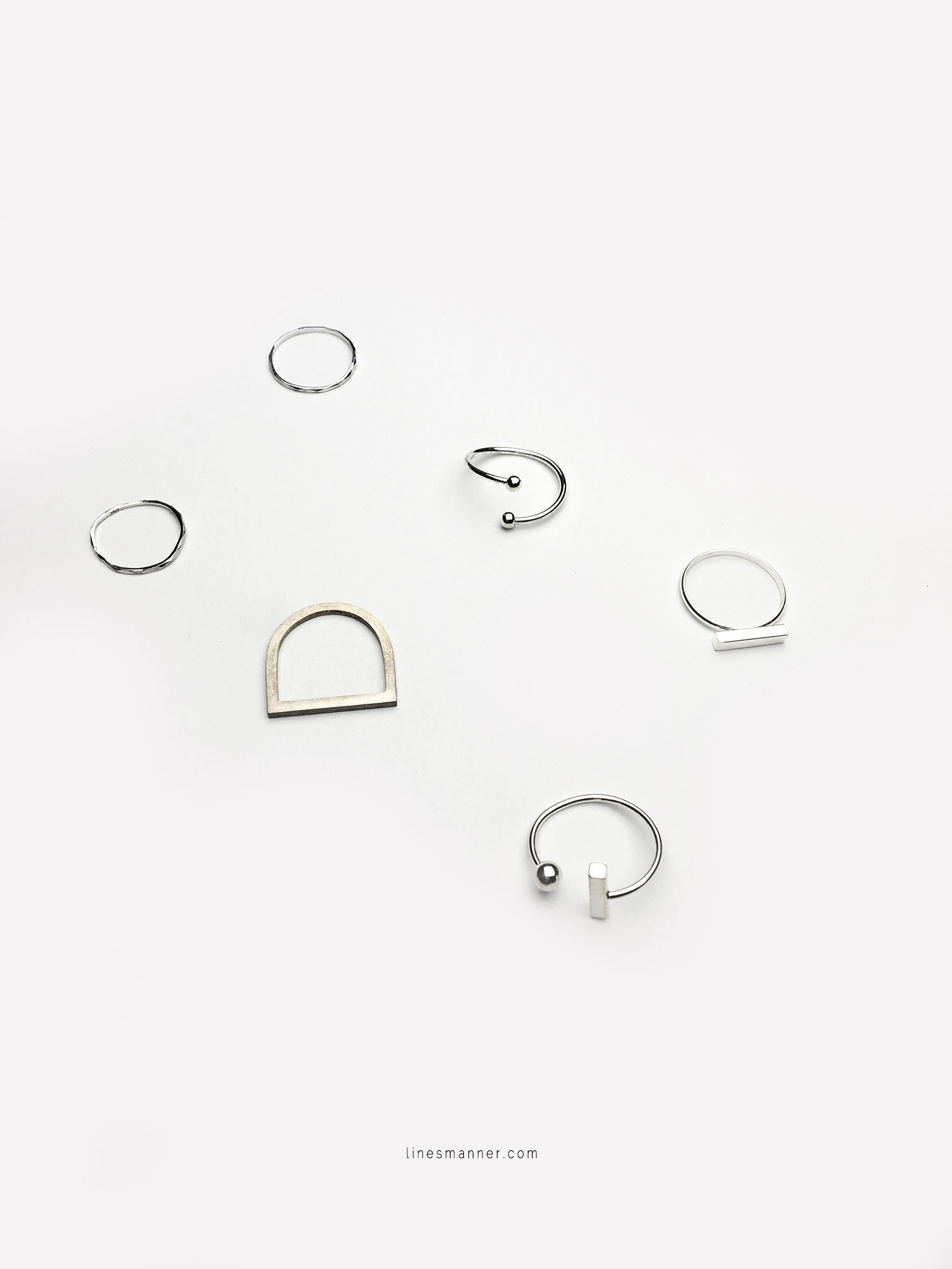 Lines-Manner-Flatlay-Monochrome-Essentials-Details-Jewellery-Hardware-Morning_routine-Black_and_white-White-Minimal-Impact-Classics-Timeless-Simplicity-7