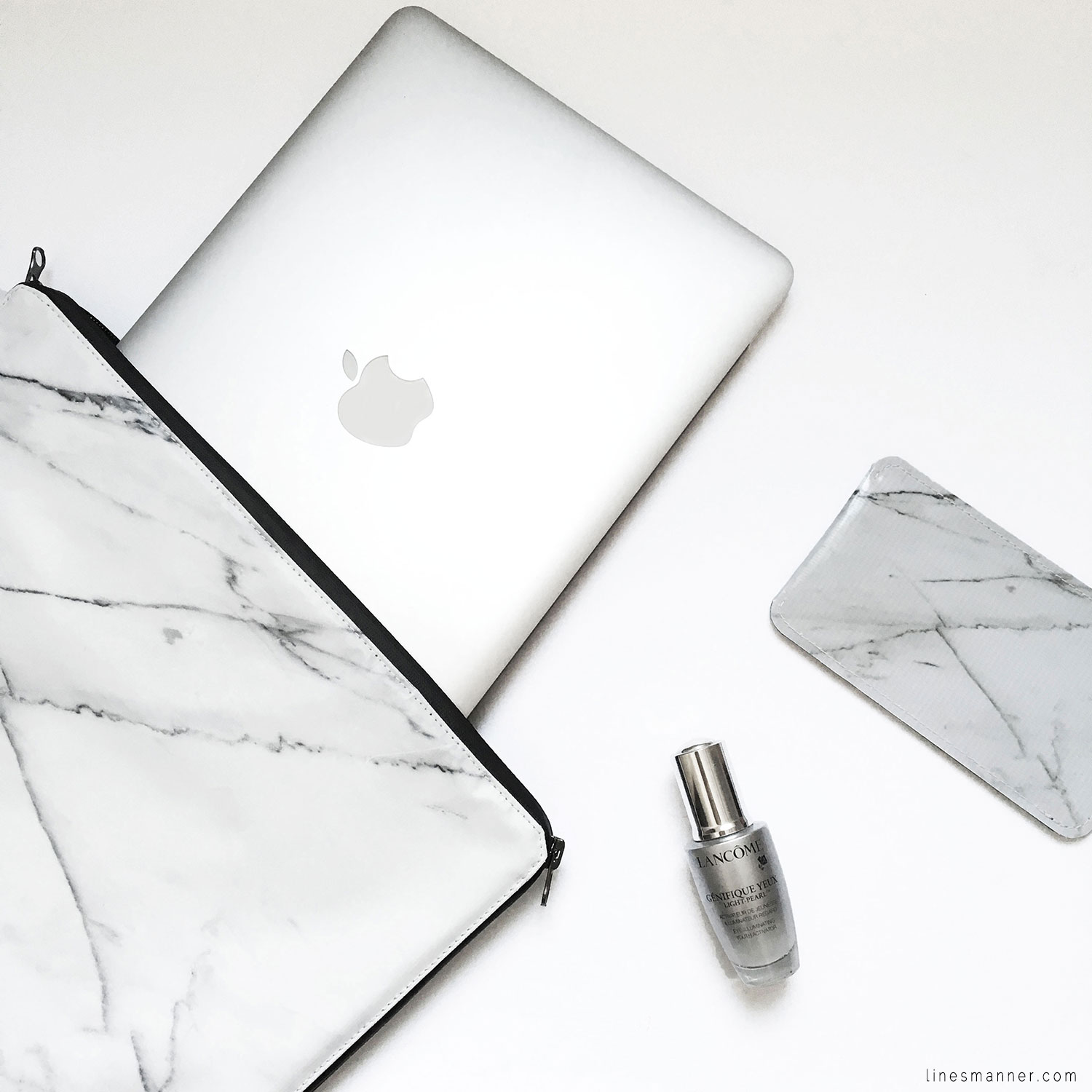 Lines-Manner-Flatlay-Monochrome-Essentials-Details-Jewellery-Hardware-Morning_routine-Black_and_white-White-Minimal-Impact-Classics-Timeless-Simplicity-8