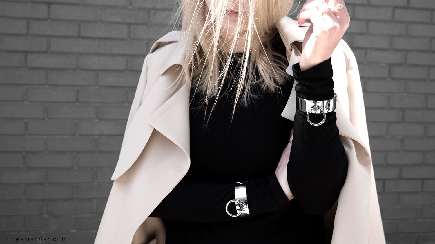 Lines-Manner-Trench-Minimal-Outfits-Fashion-Essentials-Classics-Timeless-Versatile-Details-Hues-Nonchalance-Elegance-Casual-Effortless-11