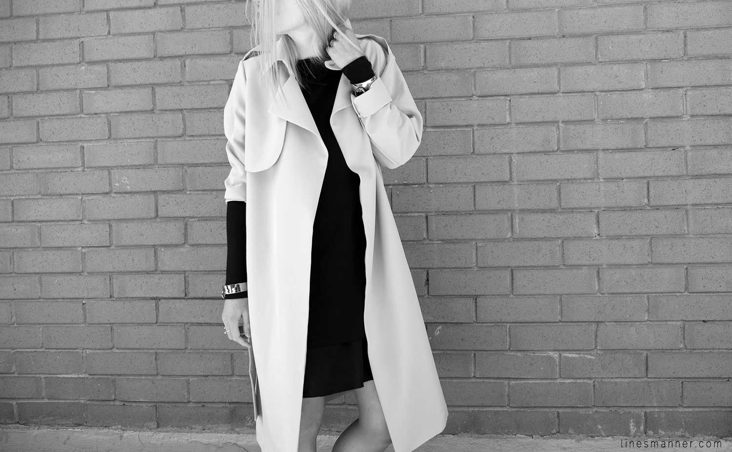 Lines-Manner-Trench-Minimal-Outfits-Fashion-Essentials-Classics-Timeless-Versatile-Details-Hues-Nonchalance-Elegance-Casual-Effortless-10