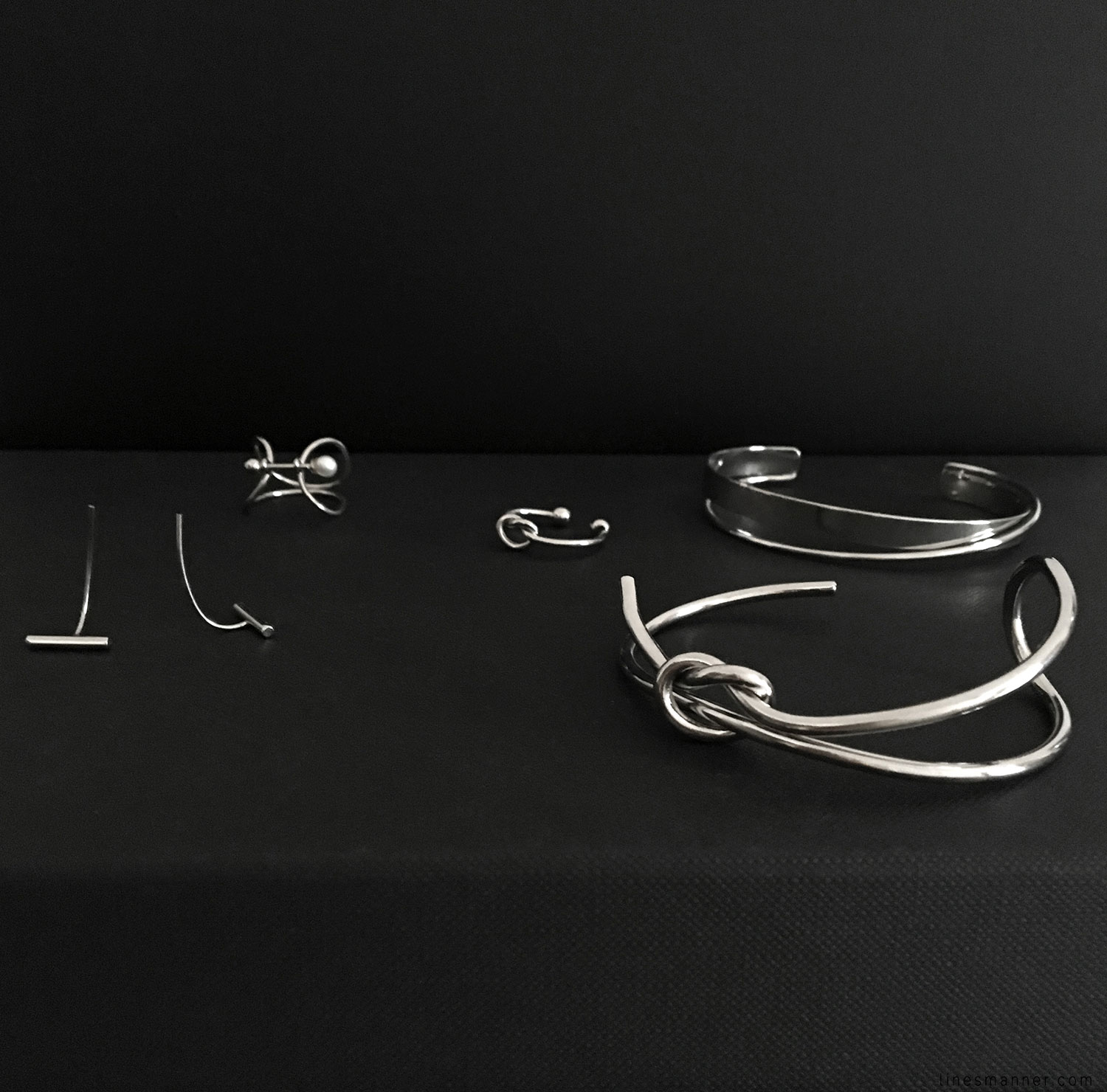 Lines-Manner-Flatlay-Monochrome-Essentials-Details-Jewellery-Hardware-Morning_routine-Black_and_white-White-Minimal-Impact-Classics-Timeless-Simplicity-2