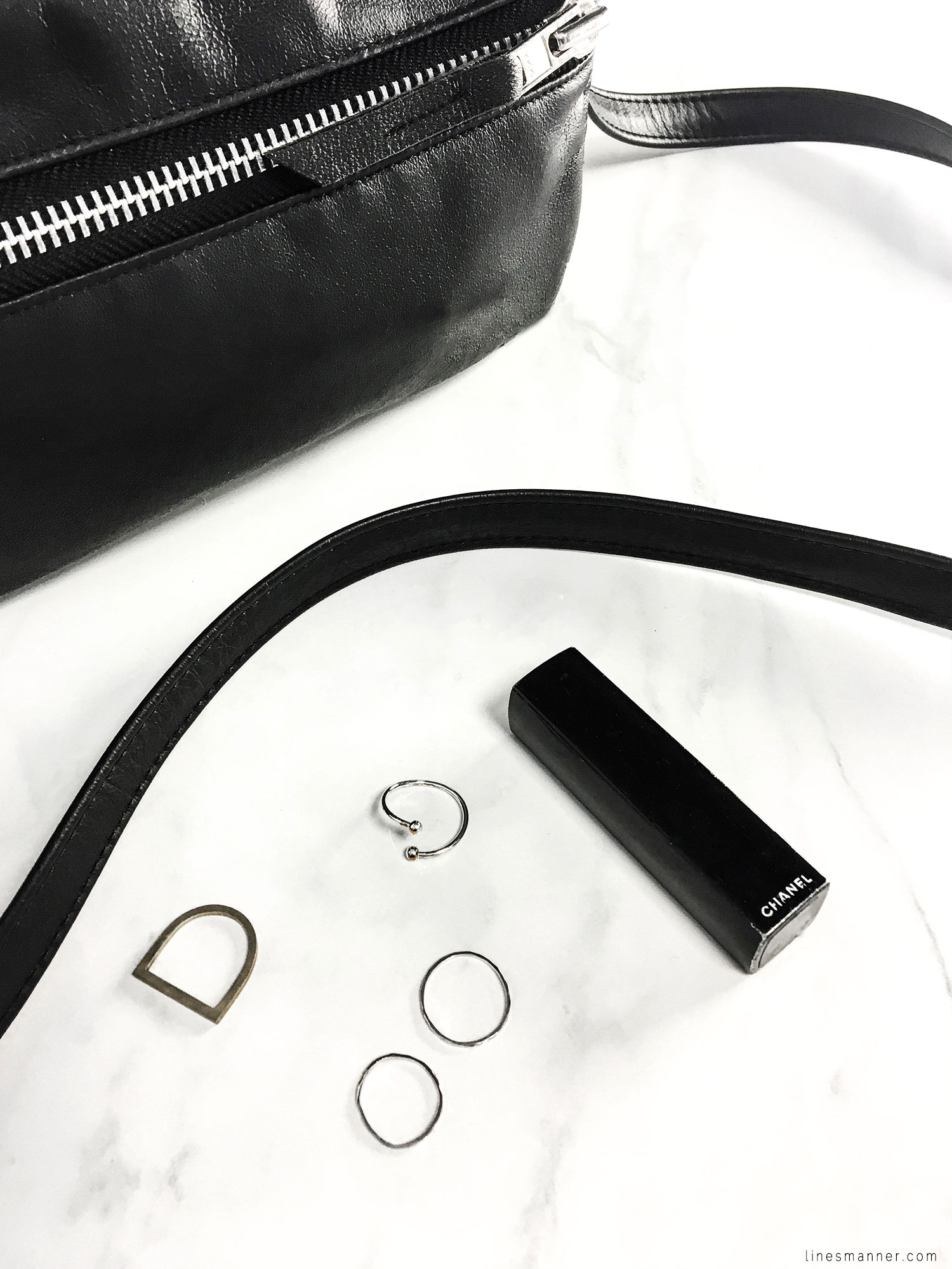 Lines-Manner-Flatlay-Monochrome-Essentials-Details-Jewellery-Hardware-Morning_routine-Black_and_white-White-Minimal-Impact-Classics-Timeless-Simplicity-3