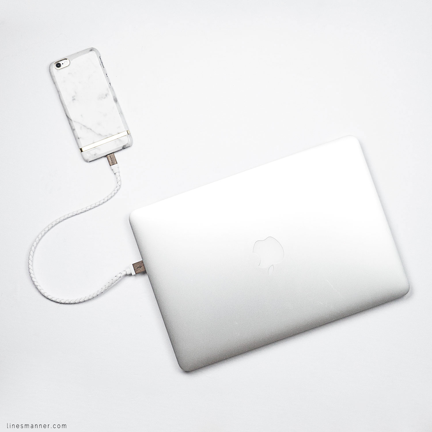 Lines-Manner-Flatlay-Monochrome-Essentials-Details-Jewellery-Hardware-Morning_routine-Black_and_white-White-Minimal-Impact-Classics-Timeless-Simplicity-4