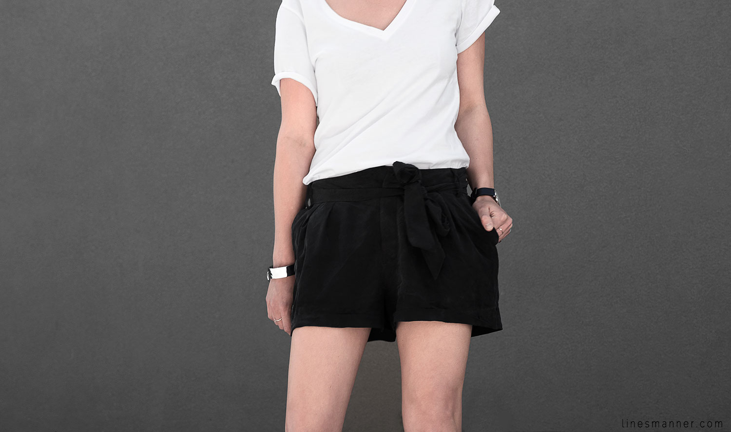 Lines-Manner-Minimal-Monochrome-Simplicity-Ethical-Organic-Fashion-Outfit-Details-Essentials-Black_and_White-Quality-Bon_Label-V_neck-Bright-3