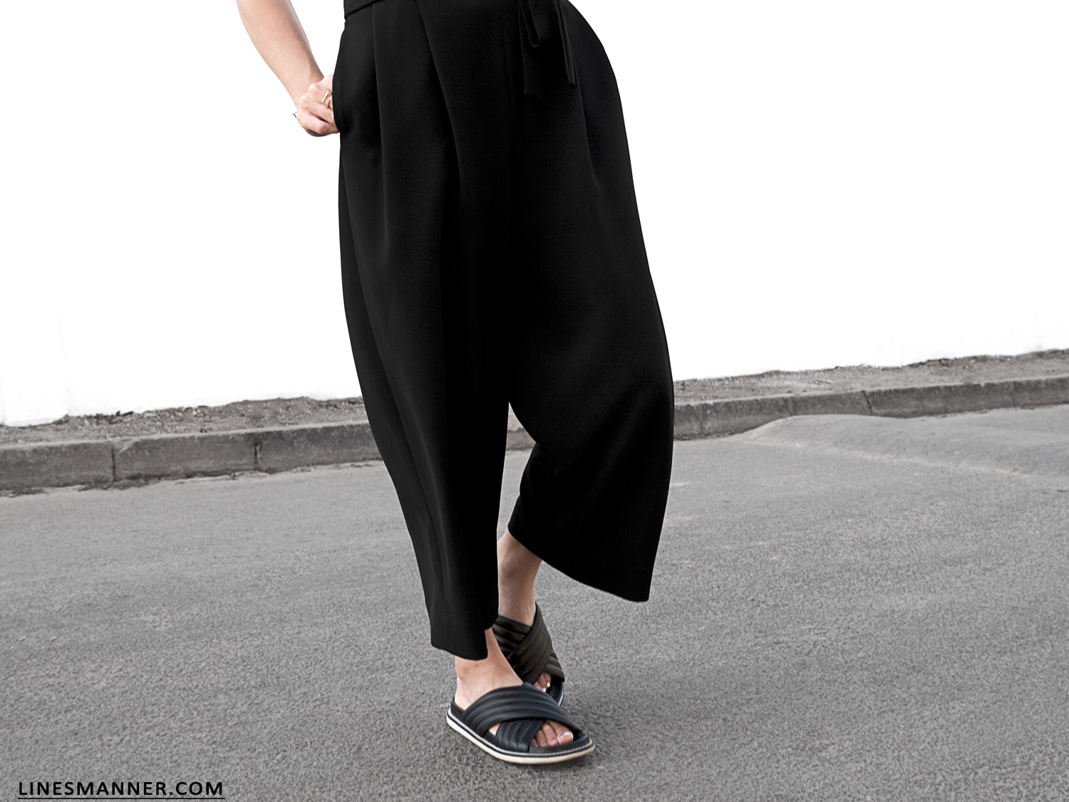 Lines-Manner-Monochrome-Black_and_White-Simplicity-Essentials-High_Waist-Design-Structured-Details-Bon_Label-9