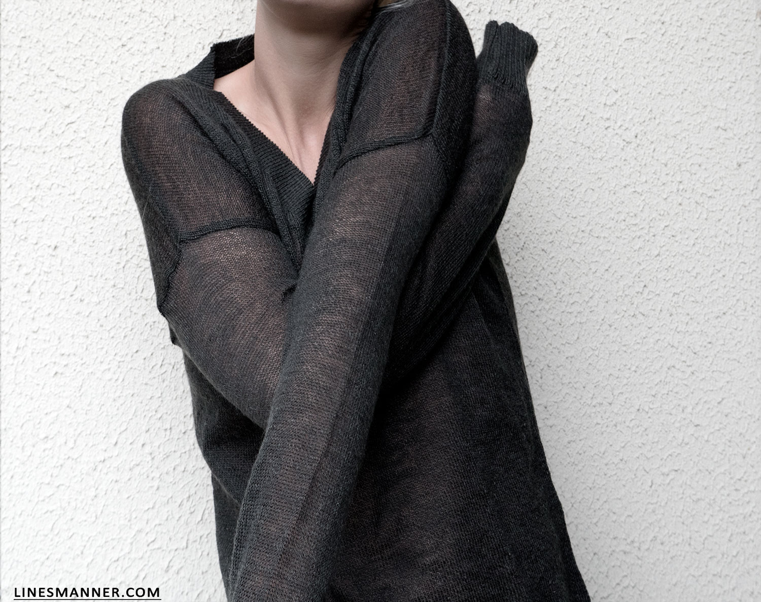 Lines-Manner-Frett-Frett_life-Essentials-Sweater-Cardigan-Black-Ivory-Sustainable-Organic-Biodegradable-Ecofriendly-Fashion-Slow_made-Delicate-Texture-Wool-Mohair-Winter-Softness-5